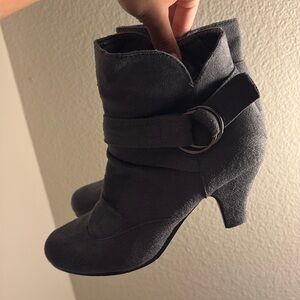 Grey women’s boots size 7